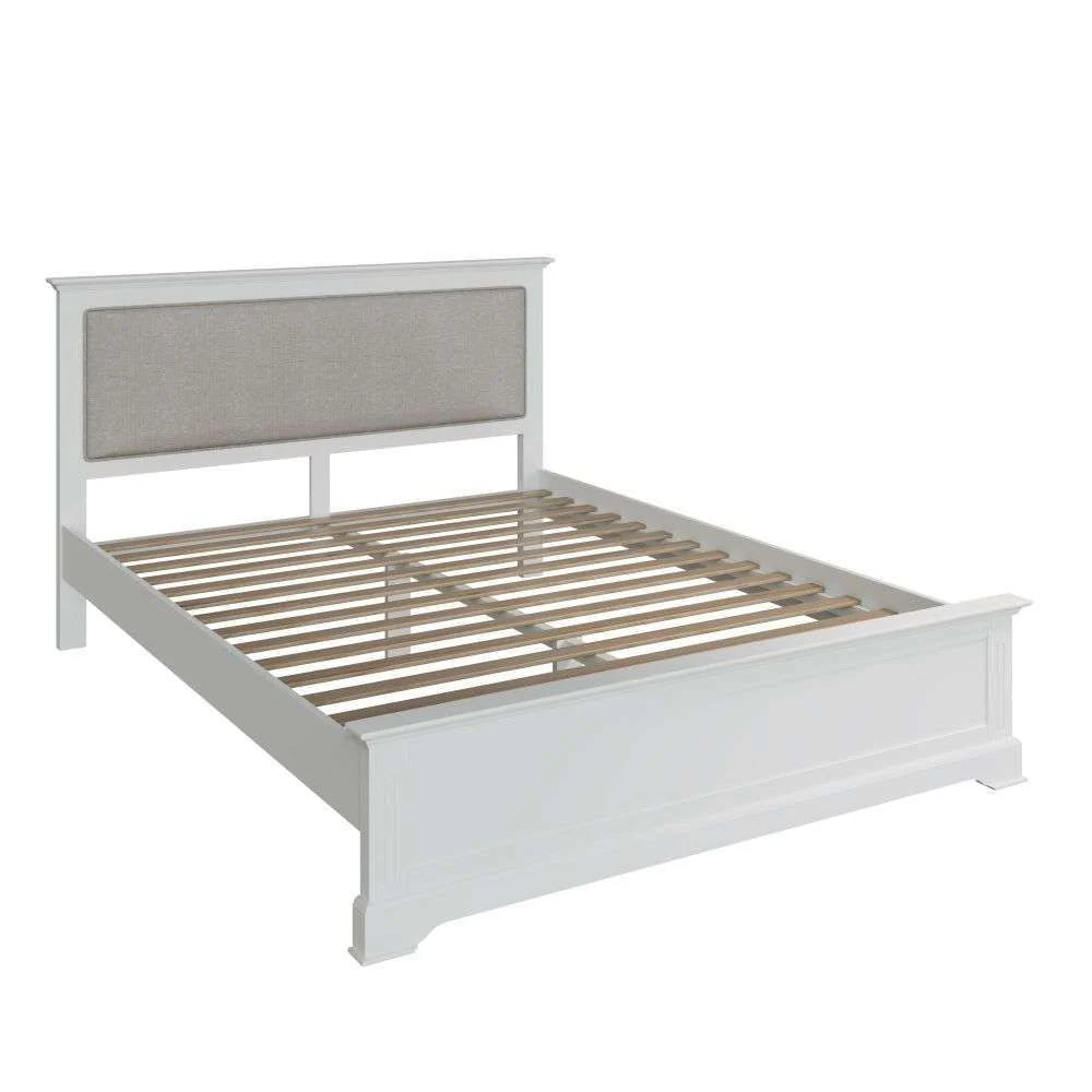 This King size bed brings simple sophistication to any bedroom space. With its clean lines and beautiful details, it’s the perfect furniture for an elegant bedroom.