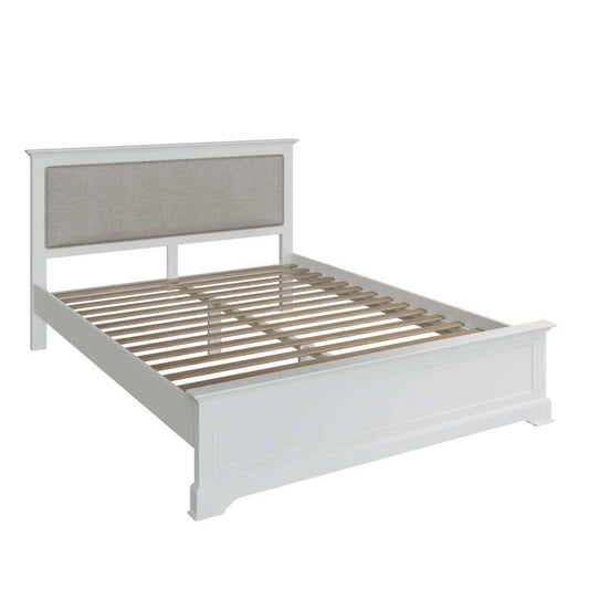 This King size bed brings simple sophistication to any bedroom space. With its clean lines and beautiful details, it’s the perfect furniture for an elegant bedroom.